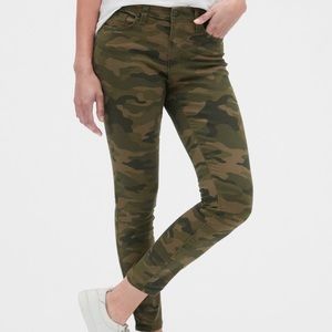Gap size 27/4 mid rise camo ankle skinnies